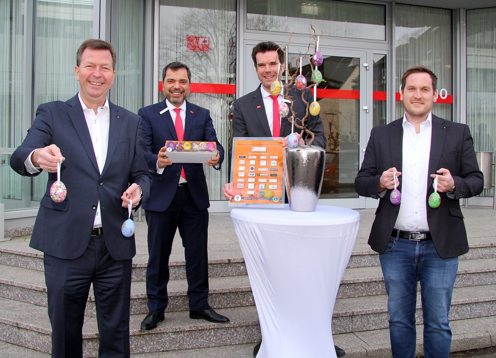 v.l.nr.: Lionsclubpräsident Udo Brand, Sparkassendirektor Giovanni Malaponti, Stefan Ertelt , Abteilungsleiter Vertriebsmanagement, Lions Activity-Beauftragter Reik van Leersum