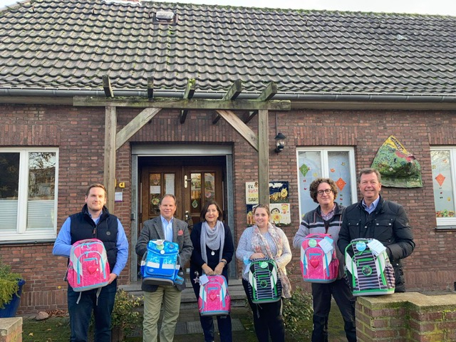 Übergabe von Schulranzen an die Leiterin des "Kleine Allee"-Kindergartens Kerstin Wegner. Weiter auf dem Foto vom Lionsclub: Thomas Hannen, Präsident Udo Brand, Reik van Leersum und Philipp Schneider.