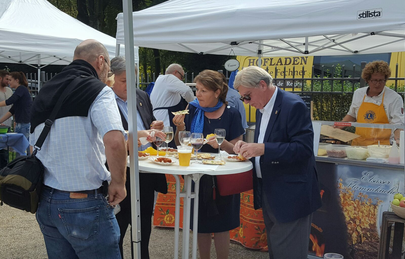 Kulinarisch fehlte es den Besuchern im Musenhof an nichts, im Hintergrund sorgen Philipp Schneider (rechts) und Jörg Zimmer für Nachschub.