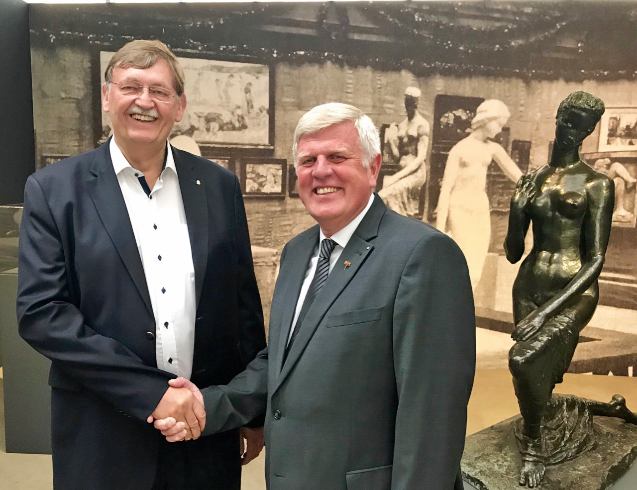 Dr. Dr. Claus Grundmann (rechts) übernahm von Dr. Reimund Göbel die Präsidentschaft des Lionsclubs Moers.