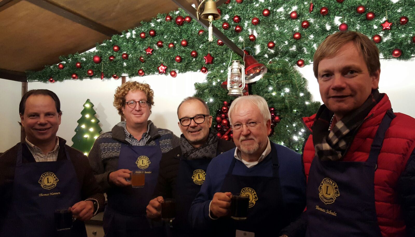 Lions beider Moerser Clubs schenken vom 23. November bis 22. Dezember Glühwein für den guten Zweck aus.