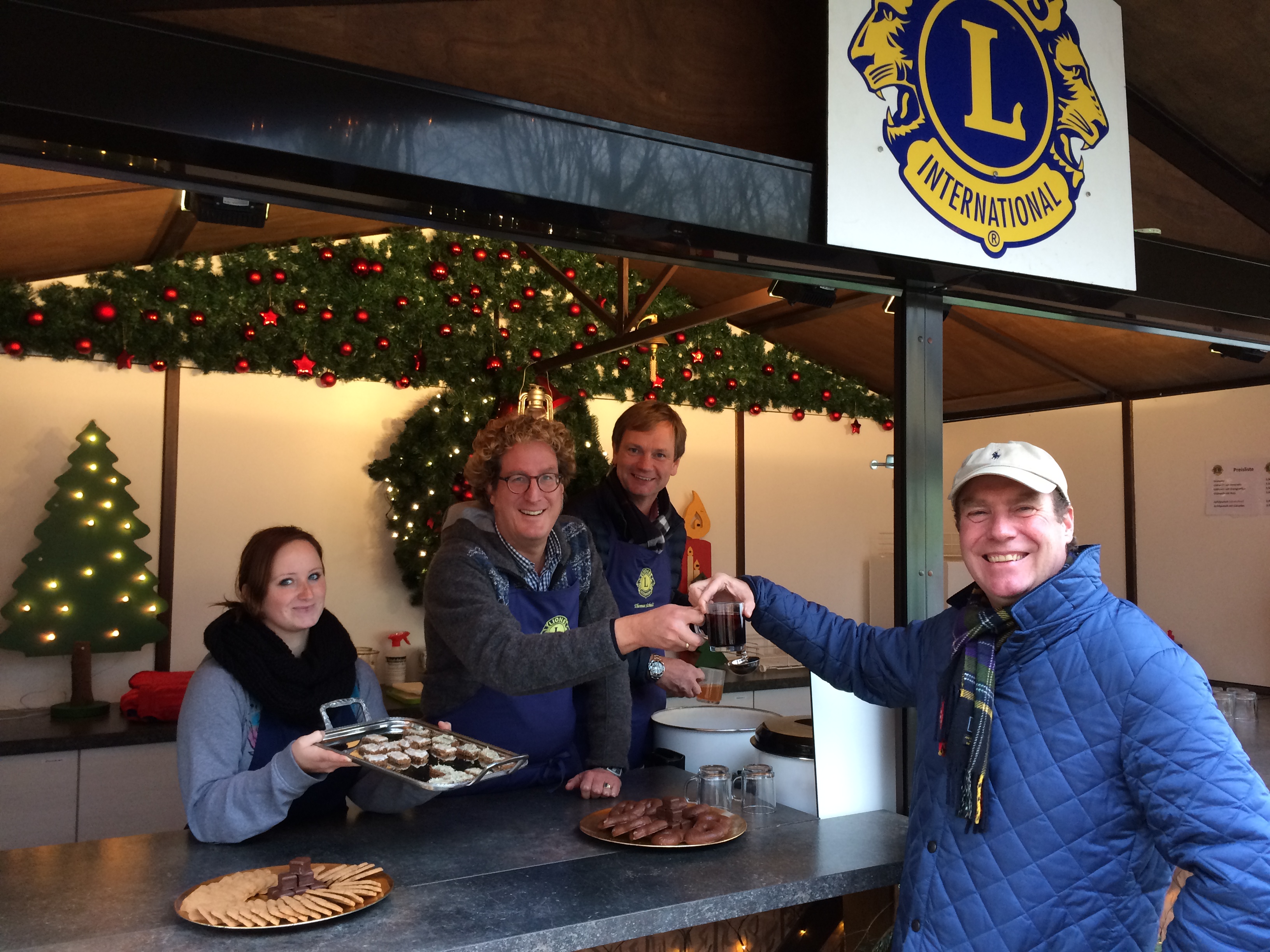 Glühwein auf dem Moerser Weihnachtsmarkt: Präsident Thomas Schulz (2.v.r.) und Activity-Beauftragter Philipp Schneider (links daneben) übernahmen die erste von vielen, vielen Schichten bis zum 23. Dezember.