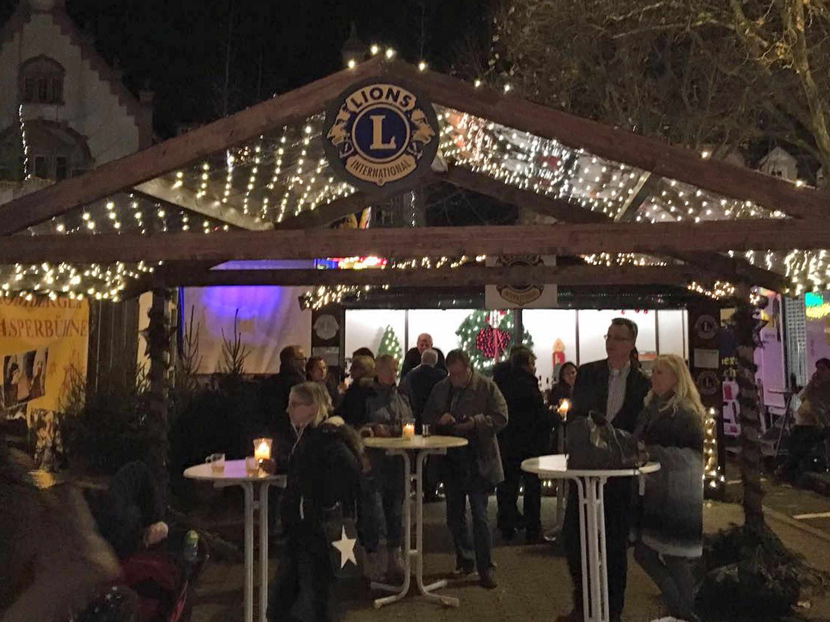 Glüheinstand der Lions auf dem Moerser Weihnachtsmarkt.