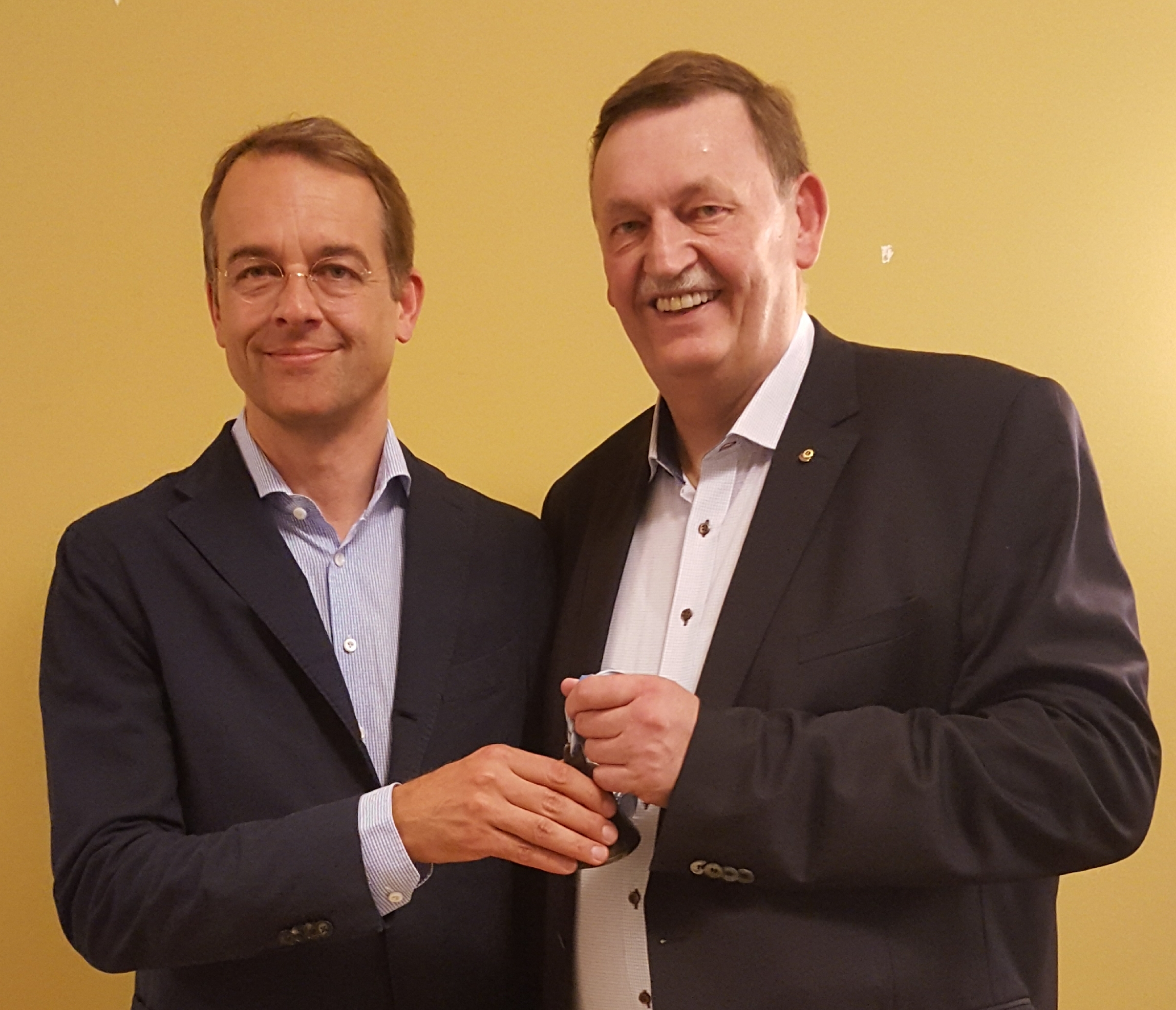 Dr. Andre Fisch (links) überreichte dem neuen Lionspräsidenten Dr. Reimund Göbel die Glocke zur Leitung der monatlichen Treffen.