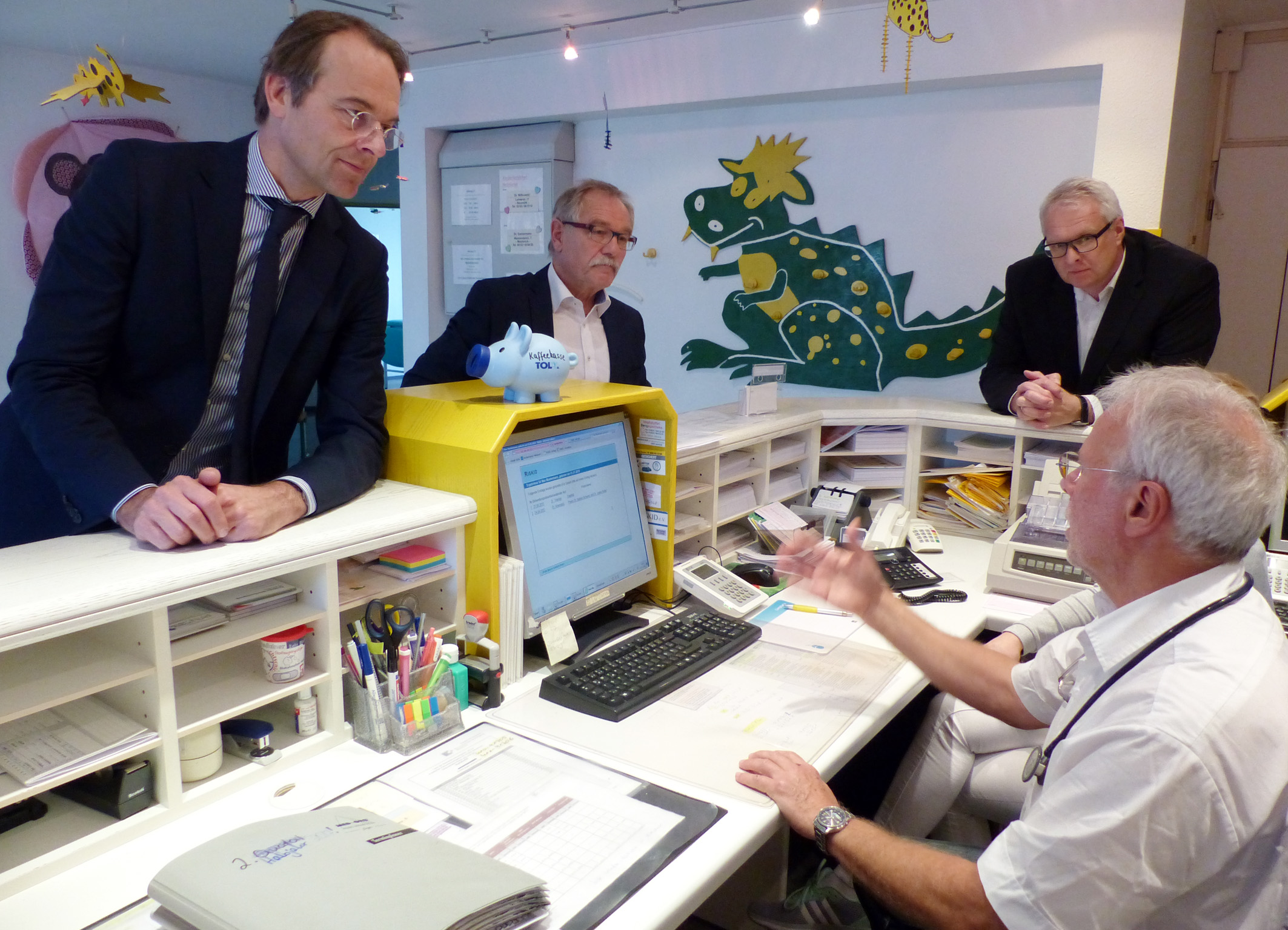 Andre Fisch (ganz links) und Jörg Zimmer (ganz rechts) vom Lionsclub Moers erfuhren von Dr. Ralf Kownatzki (vorne) und Heinz Sprenger, wie die Datenbank Riskid dabei hilft, Kinder vor Misshandlungen zu schützen.