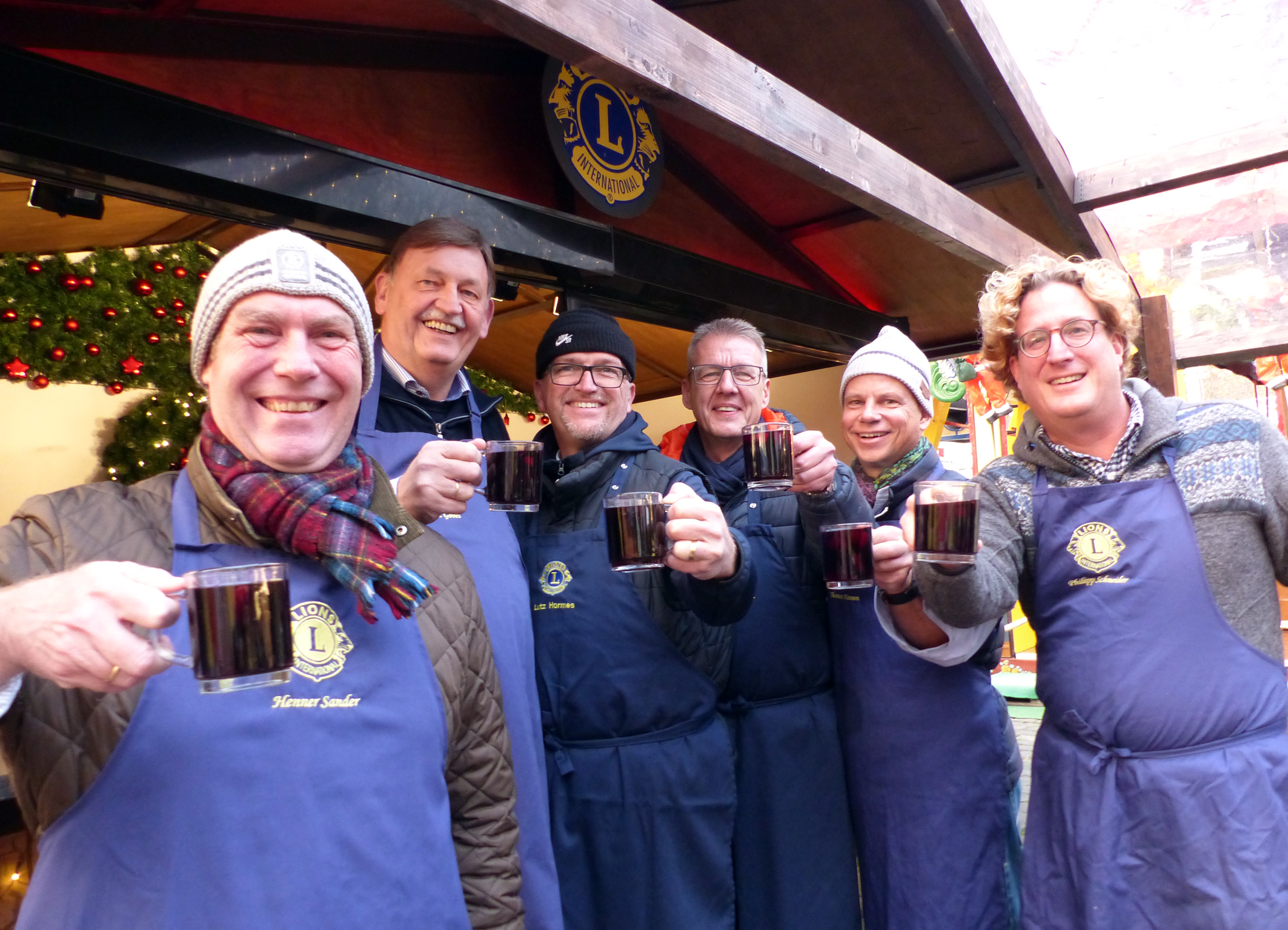 Lions-Glühwein auf dem Moerser Weihnachtsmarkt. Von links nach rechts: Henner Sander, Dr. Reimund Göbel, Lutz Hormes Thomas Behrendt, Thomas Hannen und Philipp Schneider trugen sich für die erste von vielen Schichten bis zum 22. Dezember ein.